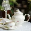 Set di tazze da tè e piattini europei Tazza da caffè in ceramica floreale con piatto da dessert Tazze pomeridiane in rilievo con rose retrò 240102