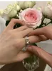 Klusterringar 2024 Koreanska minimalistiska pärlblomma ring för kvinnor tjej lyxigt enkelt vitt finger bröllopsdag smycken gåvor