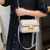 Design bärbar för kvinnor handväska 2024 Ny trend avancerad struktur mångsidig enkel axel crossbody liten fyrkantig väska