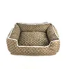 Designer Dog Nest Classic Letter Logo Brown Pink Pet Bed Mjuk och bekväm Square Cat Nest Chenery Fadou Corgi Stora och lilla varma hundhus Kennel