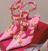 Pointu avec des clous chaussures à talons hauts sandales en cuir verni femmes chaussures habillées à bretelles cloutées rose talon Saint-Valentin Designer de luxe