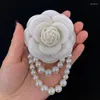 Brooches Exquisite Fabric Camellia Flower Women Elegant Imitation Pearls Chain Pendant Suit Lapel Pins Accessories