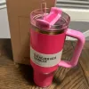 US STOCK 40oz Quencher Tumblers Rose Cosmo Parada Flamingo Tasses en acier inoxydable pour la Saint-Valentin avec poignée en silicone Couvercle et paille Tasses de voiture de 2e génération 0103