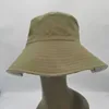 Dwustronna kapelusz basenowy z wydrukowanym dużym brzegi i małym kapeluszem rybakowym, który pokazuje twarz