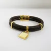 Hardware de oro de 18 quilates Pulsera con dijes de cuero Diseñador de lujo Pulseras para mujeres Hebilla de acero inoxidable Correa de mano Marrón Patrón de flores de cuatro hojas Sello Joyería impresa