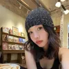 Basker Koreanska vinterkvinnors varma svarta tå cap beanie mode catwalk glitter paljett hip hop stickad kall hatt för kvinnlig grossist