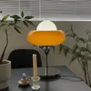 Tafellampen Nordic Egg Tart Lamp in Japanse stijl Bruin Retro Romig Witte Lampenkap Ijzeren Bodem Slaapkamer Nachtkastje Decoratie