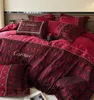 Set di biancheria da letto Set di quattro pezzi per matrimonio lungo in cotone Lenzuolo e forniture per trapunta rossa pura. Biancheria da letto