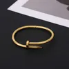 Een klassieke kleine en minimalistische trend heren dames modieuze veelzijdige nagelstijl 18k goud vergulde hoogwaardige armband YWAK