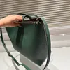 Borsa tote con rivetti Borsa grande Borse a tracolla Lettere alla moda in vera pelle Bottone magnetico Tasca interna con cerniera Tasche di grande capacità