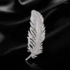 Broschen Luxus Zarte Silber Farbe Glänzende Zirkon Feder Für Frauen Elegante Strass Brosche Dame Party Pins Schmuck Geschenke