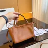 Bolsa clássica de cor sólida, famosa bolsa feminina de designer de tração, bolsa de ombro simples e versátil, essencial para namoro, compras, deslocamento