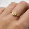 Klusterringar Huitan Dainty Sunflower Finger Ring for Women Metal Silver Color/Gold Color Fancy Girls Present Fashionable Smycken