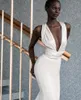 Festklänningar Enkel vit sjöjungfru för kvinnor Deep V Neck ärmlös golvlängd rygglös veckad prom aftonklänningar skräddarsydda