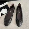 2024 Yeni Kadınlar Yumuşak Kuzu Dinek Sandalet Açık Kanal Kauçuk Ayakkabı Düz ​​Topuk Bale Ayakkabı Seksi Elbise Ayakkabı Deri Loafer Espadrille Ofis Lüks Tasarımcı Kutusu