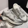 Chaussures de robe blanche de qualité supérieure à lacets populaires à tricoter Gold Silver Summer Easy Wear Sneaker Channel Luxurys Designer Femmes Tissu Daim Cuir de veau Entraîneur laminé