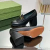 Mocazioni decorazioni con fibbia scarpe slip-on tallone tallone nero vitello avorio da donna pompe di moda di moda designer di lusso design di piedi quadrato carriera da ufficio tacchi alti