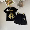 Marka Bebek Trailsuit Oyun Deseni Baskı Çocuk T-Shirt Set Boyut 100-150 Tasarımcı Erkekler Kısa Knapılı ve Elastik Bel Şortları Jan10