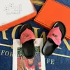Platte hakken sandalen outdoor slippers designer dames pantoffels retro ronde tenen glijbaan klassiek zwart leer casual schoen luxe schuim buitenzool muilezel