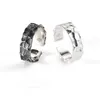 ウェディングリングYizizai Retro Stone Pattern Couple Ring Xizang Silver Black Ring Cool Mens Jewelry Punk Jewelryギフト卸売240103