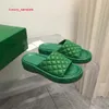 Sandali firmati da uomo Botteg Venetas Pantofole in pelle imbottite unisex 2024 Primavera Nuovo b Famiglia Diamante Checker Casual Suola spessa Ricamo elettrico in rilievo su HBP4