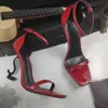 Opyum Sandalias Zapatos de vestir de diseñador Tacones de mujer Letras de metal Tacones altos Charol Fiesta de lujo Boda Bombas de moda Zapatos de mujer con punta abierta sexy Tamaño 35-41