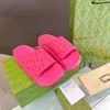 Ny produkt 2024 Designerskor Ny stil tofflor Sandal Slide Macaron tjock botten Non-halp mjuk botten mode g hus toffel kvinnor bär strand flip-flops ins in