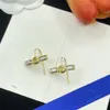 18k guldmärke örhängen för kvinnans designer smycken studs europeiska och amerikanska mode enkel högkvalitativ brevörhängen bröllopsfest juveler