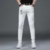 Pantaloni da uomo jeans viola 2024 Primavera Jeans bianchi da uomo nuovi Elastico Slim Fit Piccolo piede ricamato Pantaloni casual a vita media per uomo