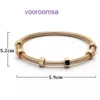 Bracciale da donna per pneumatici per auto, moda da donna, in oro rosa 18 carati, coppia con testa di proiettile, acciaio al titanio, vite classica, con scatola originale