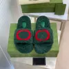 2024 Ny stil tofflor designer glider herr kvinnor plysch tofflor vinter strand glidflat plattform damer sandaler flip flops randig kausal toffel med låda