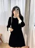 Повседневные платья 2024, осенне-зимняя французская женская одежда, модная роскошная жемчужная вырезка с длинным рукавом и круглым вырезом, черный бархат