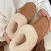 2024Scarpe con suola spessa da uomo e da donna alla moda e alla moda, mini stivali da neve, stivali caldi in peluche di pelle di pecora, stivali impermeabili morbidi e comodi