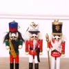 Juldekorationer Nötknäppare Puppet Ornament Desktop Decoration Cartoons Walnuts Soldiers Band Dolls Miniatures