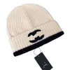 Kova Beanie Hat Kış Tasarımcı Şapkalar Marka Ch Sıcak Curlywigs Cap Bonnet Erkek Kapaklar Erkek Kadınlar CC Mektup Kadın Erkek Kız Yün Bayanlar Güneşlik Headgear 7S1U