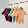 Baby Jumpsuit vinter plysch och tjock huva ner klättring för spädbarn att gå ut och krama kläder född bomullsjacka 240104