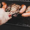 Narzędzia 100 szt. Nieplezyka maty grilla Grillowanie Wysokie bezpieczeństwo kształt siatki BBQ Grill Mat z odpornością na ciepło do zajęć na zewnątrz