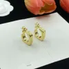 18k guldmärke örhängen för kvinnans designer smycken studs europeiska och amerikanska mode enkel högkvalitativ brevörhängen bröllopsfest juveler