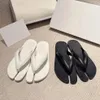 Tabi Sandal Lüks Tasarımcı Ayakkabı Seyahat Taşırsatı Flip Flip Flipler Siyah Beyaz Düz Margiela Erkek Kadın Kaydırıcılar Yaz Plaj Havuzu Sıradan Ayakkabı Slide Açık Spor Sişman