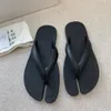 Tabi Sandal Lüks Tasarımcı Ayakkabı Seyahat Taşırsatı Flip Flip Flipler Siyah Beyaz Düz Margiela Erkek Kadın Kaydırıcılar Yaz Plaj Havuzu Sıradan Ayakkabı Slide Açık Spor Sişman