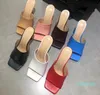 High-End-Qualität in mehrfarbigen Stretch-Sandalen aus echtem Leder mit quadratischer Sohle. Originalverpackungsgröße