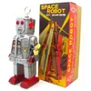 Rolig klassisk samling Retro Clockwork Wind Up Metal Walking Tin Space Robot Nyckel Sår Motor Toy Mechanical Christmas Gift 240104