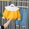 2023 Spring Autumn Children Girl 3st Clothing Set Flower Sticked Cardigan Coat Cotton Shirts Jeans byxor Babykläder kostym 240103