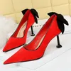 Sapatos de vestido Mulheres Bombas Sexy Slim Salto Alto Mulheres Stiletto Heel Vermelho Preto Rosa Camurça Rasa Apontada Toe Bow Party Wedding