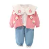 2023 Spring Autumn Children Girl 3st Clothing Set Flower Sticked Cardigan Coat Cotton Shirts Jeans byxor Babykläder kostym 240103