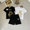 Marka Bebek Trailsuit Oyun Deseni Baskı Çocuk T-Shirt Set Boyut 100-150 Tasarımcı Erkekler Kısa Knapılı ve Elastik Bel Şortları Jan10