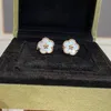 White Beihua Earstuds V Gold Five Petal Earstuds Ferry 18k Gold Ear smycken