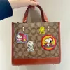 Cooach Bag Kou Family Emblem New Styleワンショルダークロスボディバッグファッション汎用性のある女性用バッグオリジナル画像顧客サービスを探して