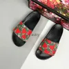 Designer Slippers Dames Bloemenbrokaat Platte Schoenen Gear Zolen Tiger Bee 2024 Zomer Trendy Straatfoto's Casual en Modieuze Strandschoenen Sandalen