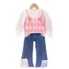 2024 Primavera ragazze vestiti da principessa set bambini manica a sbuffo che fondo camicia stereo fiori applique maglione lavorato a maglia gilet splicing pizzo falbala jeans 3 pezzi Z6498